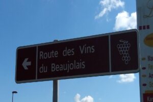 Un cartello che indica la strada dei vini del Beaujolais